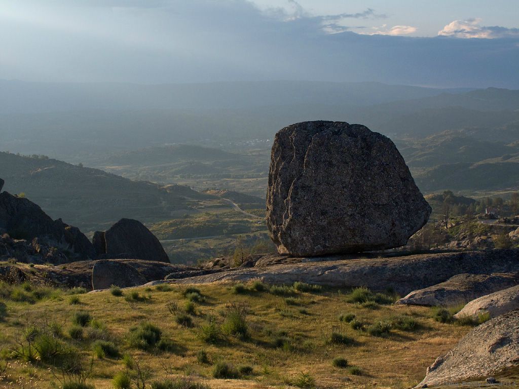 Placid boulder in Sortelha, Portugal | Кусок скалы у Сортельи, Португалия