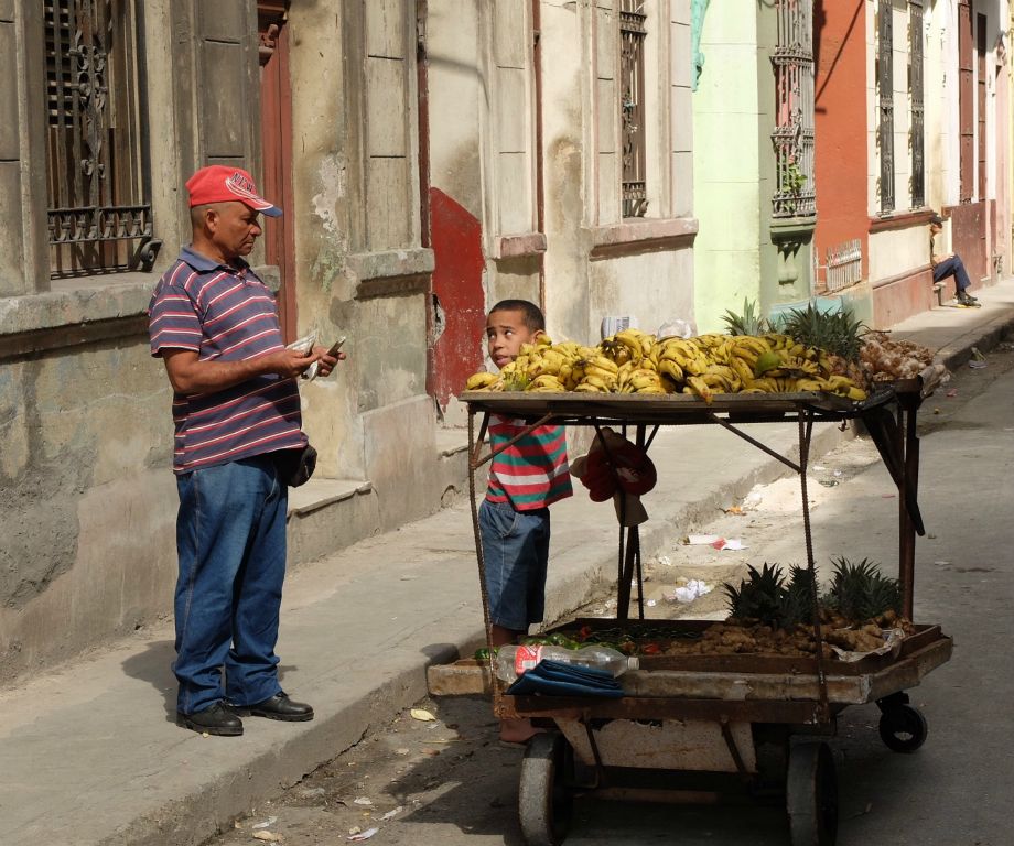 Gran, can I have a banana? Street seller and his kid in Havana | Деда, можно банан? Уличные торговцы в Гаване