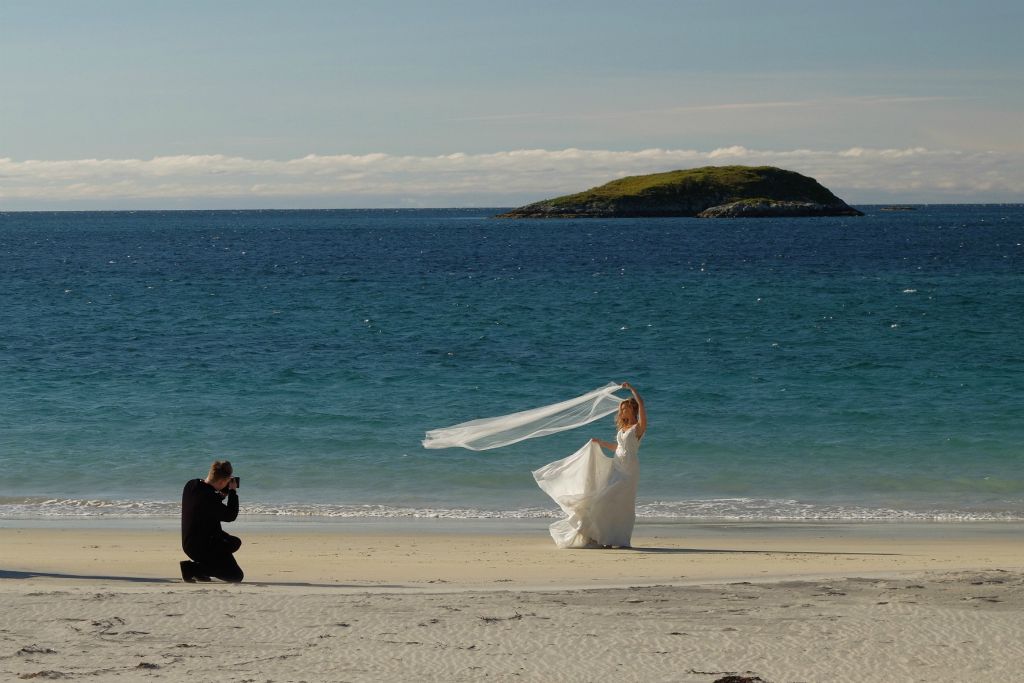Freeze! A Norwegian bride has her wedding shots taken in Bovaer, Senja, in less than tropical weather | Улыбочку! Норвежская невеста позирует на берегу Баренцева моря, остров Сенья