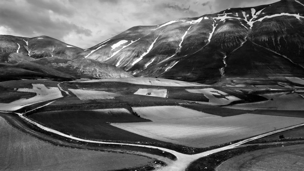 Lentil fields near Castelluccio, Umbria, Italy | Чечевичные поля у Кастелуччо, Умбрия, Италия