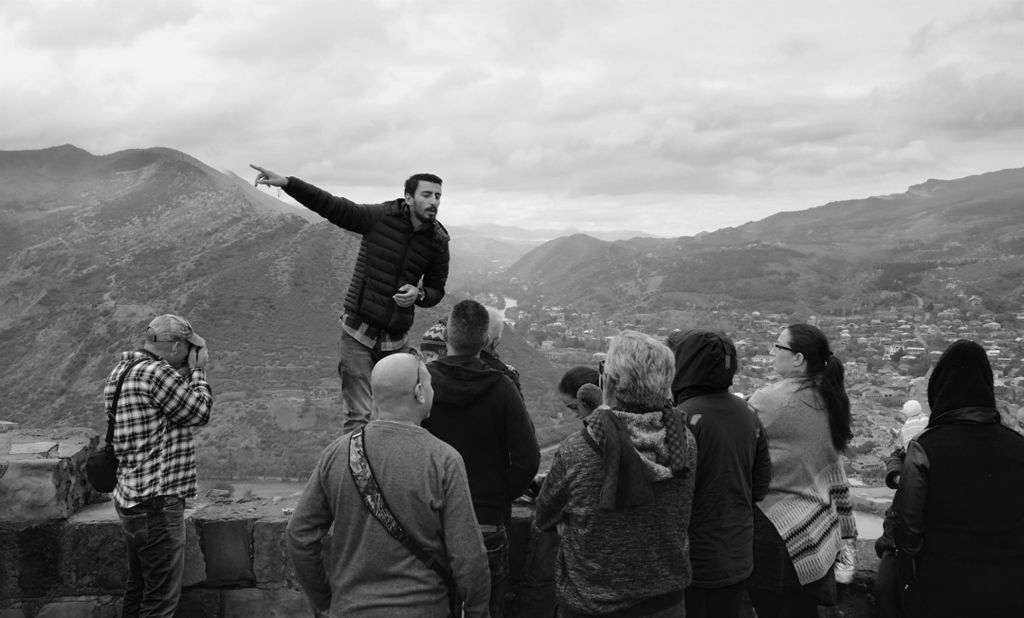 Sightseeing on the hill, Mtskheta, Georgia |  Проповедь экскурсоведа в монастыре Джвари, Мцхета, Грузия